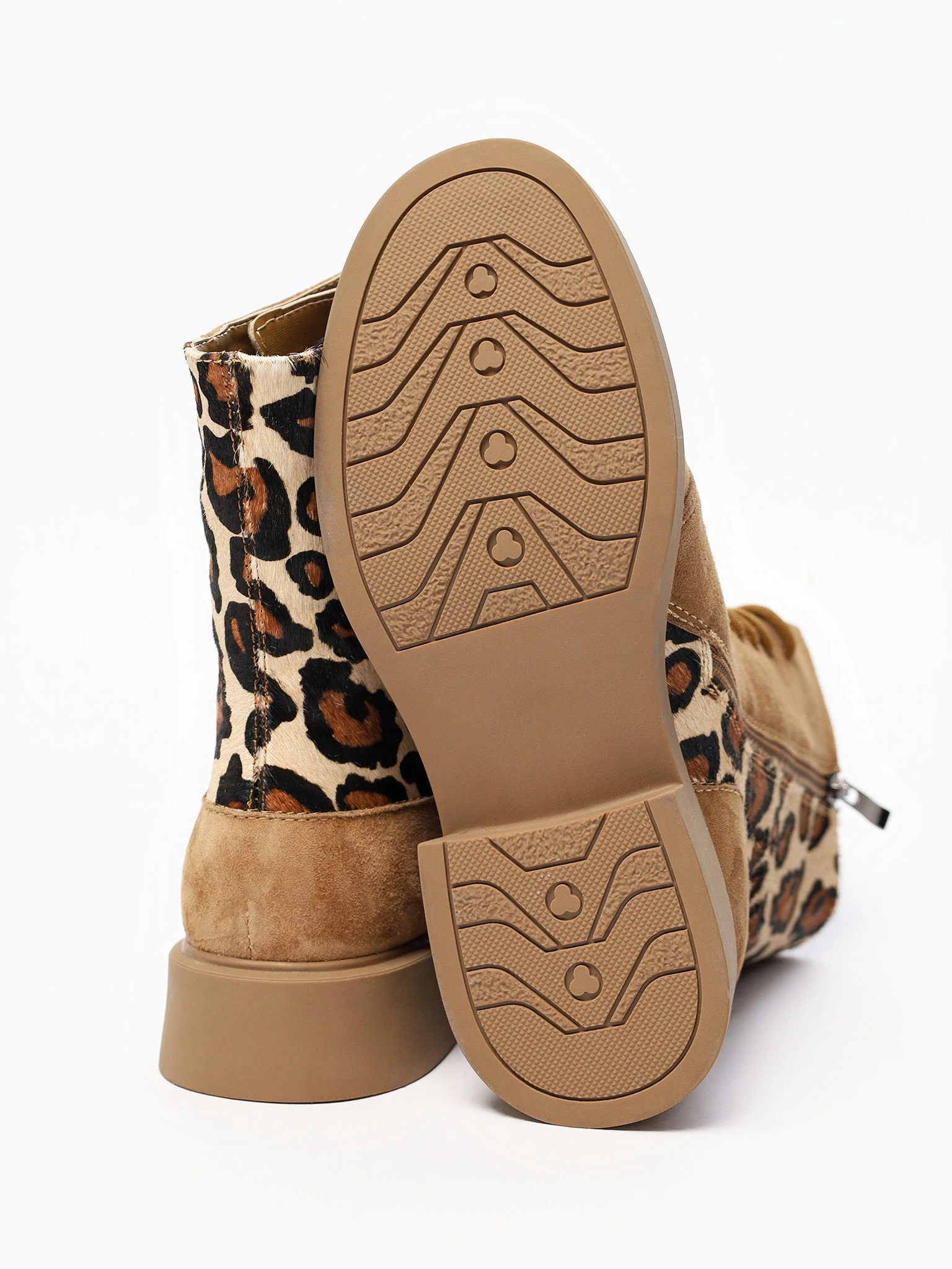 Ботинки комбинированные коричневого цвета на среднем широком каблуке